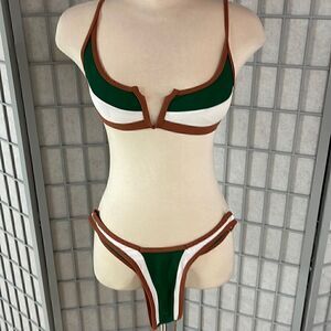 Bikini no tags. I’m a 34b and it’s small. Brazilian bottoms.